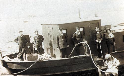 1923r. Nurek odpoczywa na schodkach statku szkolnego Szkoły Nurków (Motorówka ORP 