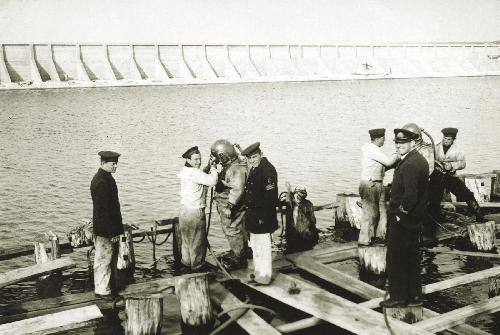 1937/39r. Nurkowie Marynarki Wojennej RP  przy pracy w porcie w Gdyni
