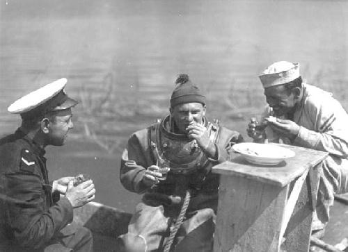 1936 /1938 r.  Nurkowie Marynarki Wojennej RP przy podwodnych  badaniach archeologicznych w Biskupinie