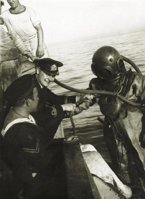 1937r. Nurek Marynarki Wojennej RP wchodzi na pokład